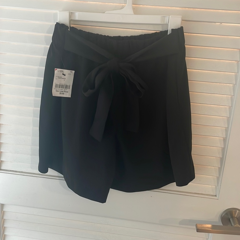 Black flowy shorts with tie